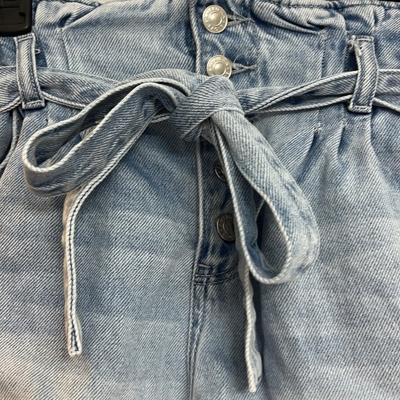 American Eagle Blue Denim Mom Jean Shorts With Bow and Ruffle Top - Picture 2 of 3